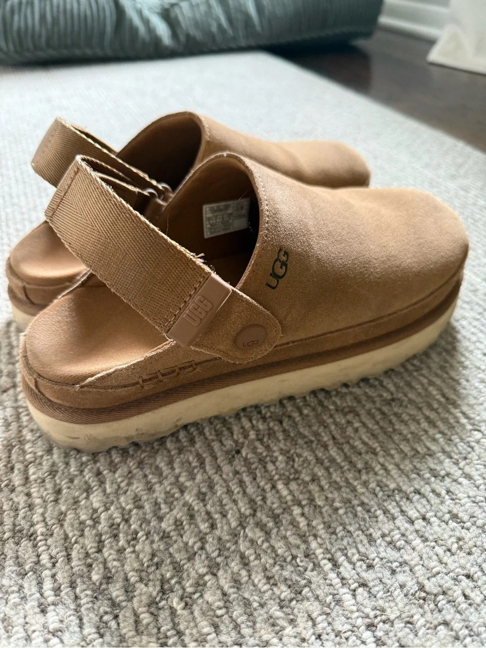 UGG Goldenstar Clogs - Picture 3 of 8